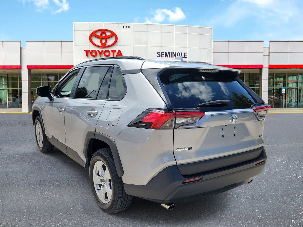 Used 2021 Toyota RAV4 XLE w/ Convenience Package FWD image 4