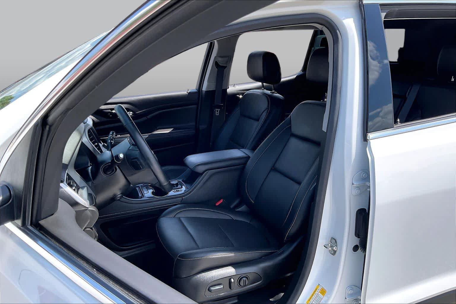 Used 2023 GMC Acadia SLT w/ Technology Package FWD image 8