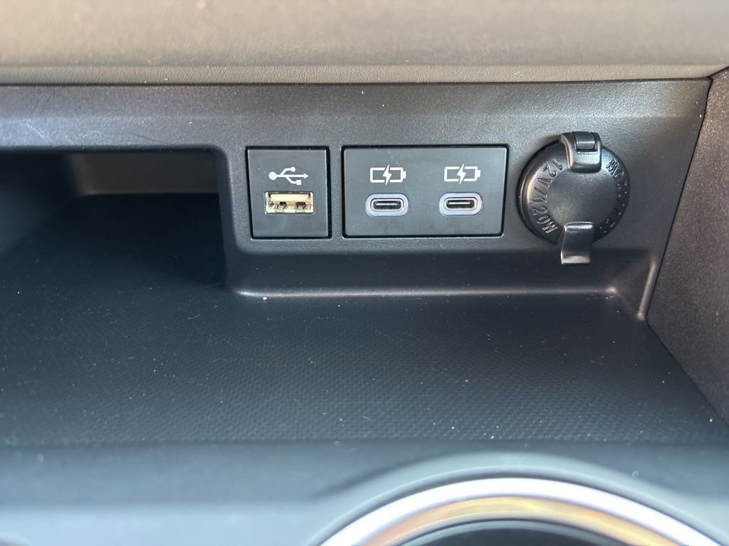 Used 2023 Toyota Highlander XLE image 27