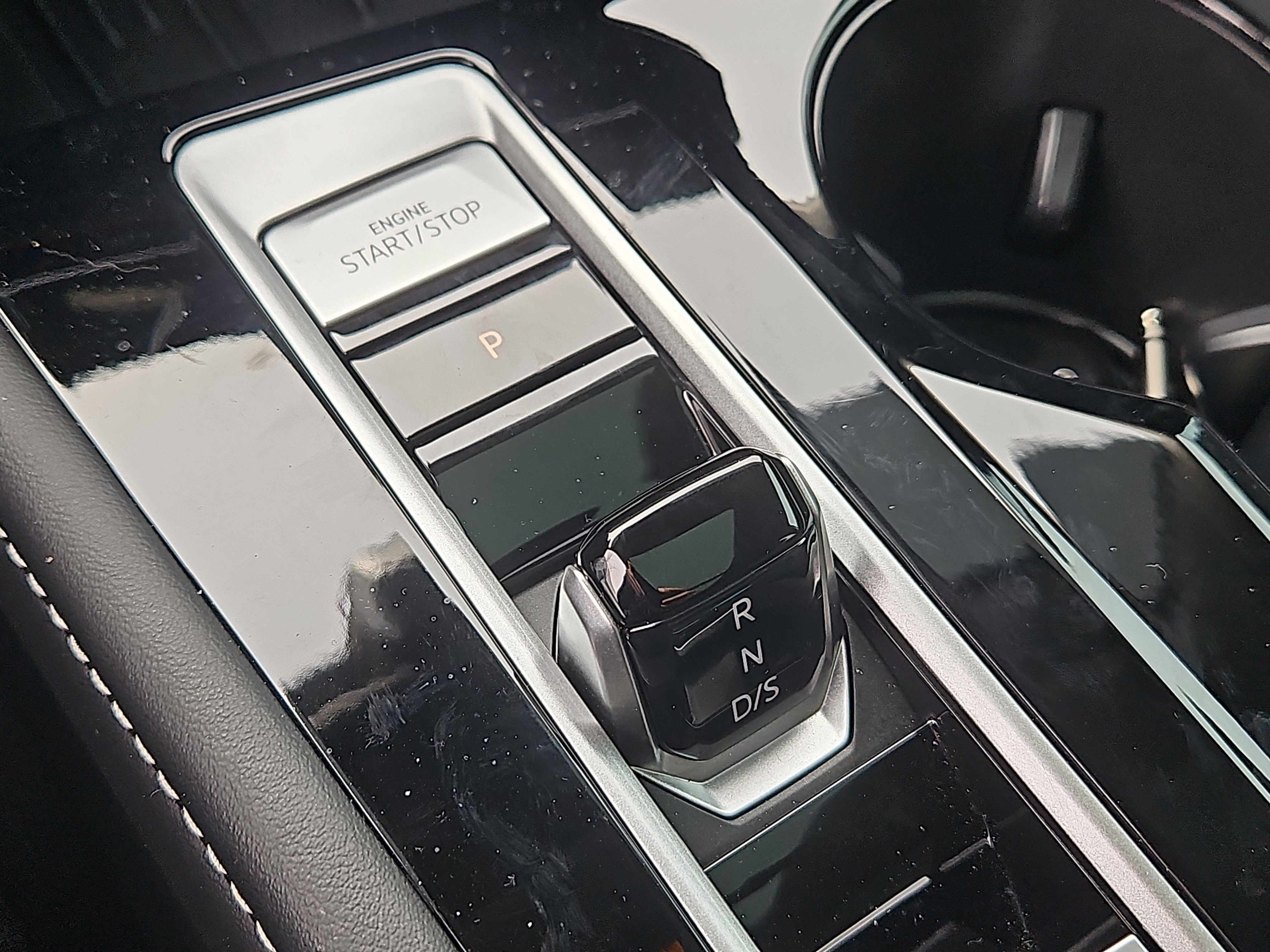 Certified 2025 Volkswagen Atlas SEL Premium R-Line image 27