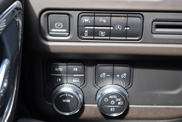 Used 2023 GMC Yukon SLT w/ SLT Luxury Package AWD/4WD image 16