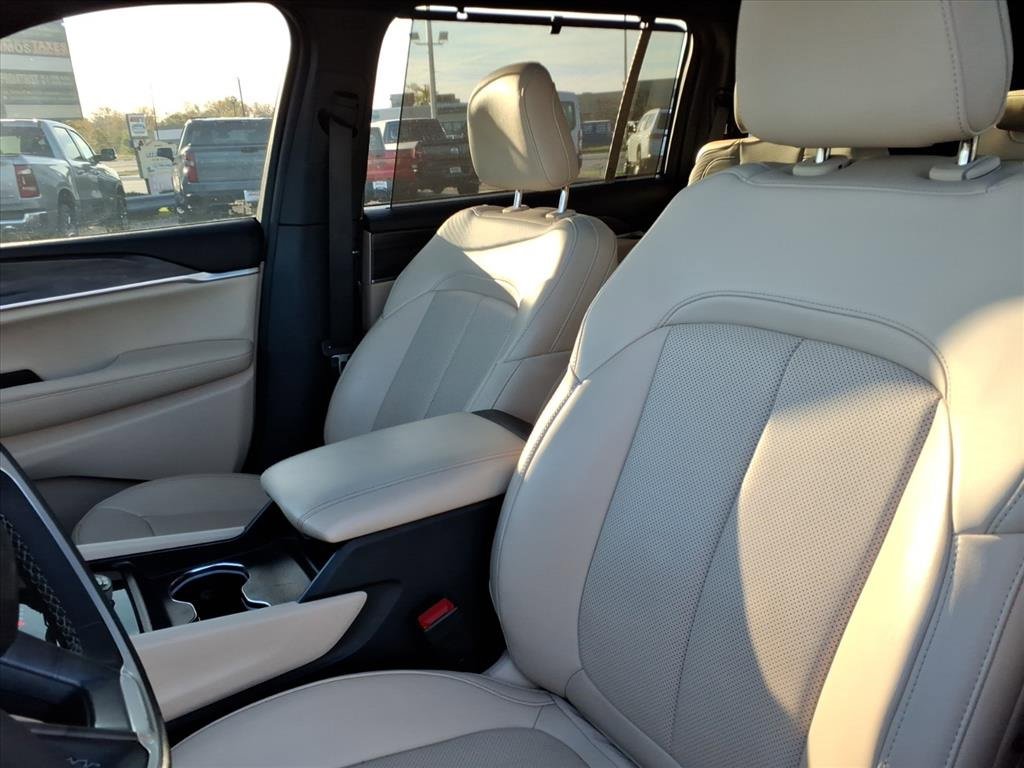 Certified 2024 Jeep Grand Cherokee L Limited w/ Luxury Tech Group II image 11