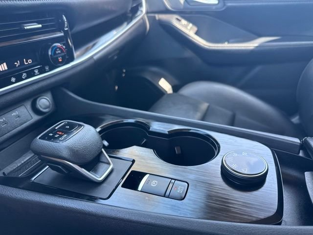 Used 2025 Nissan Rogue SL AWD/4WD image 14