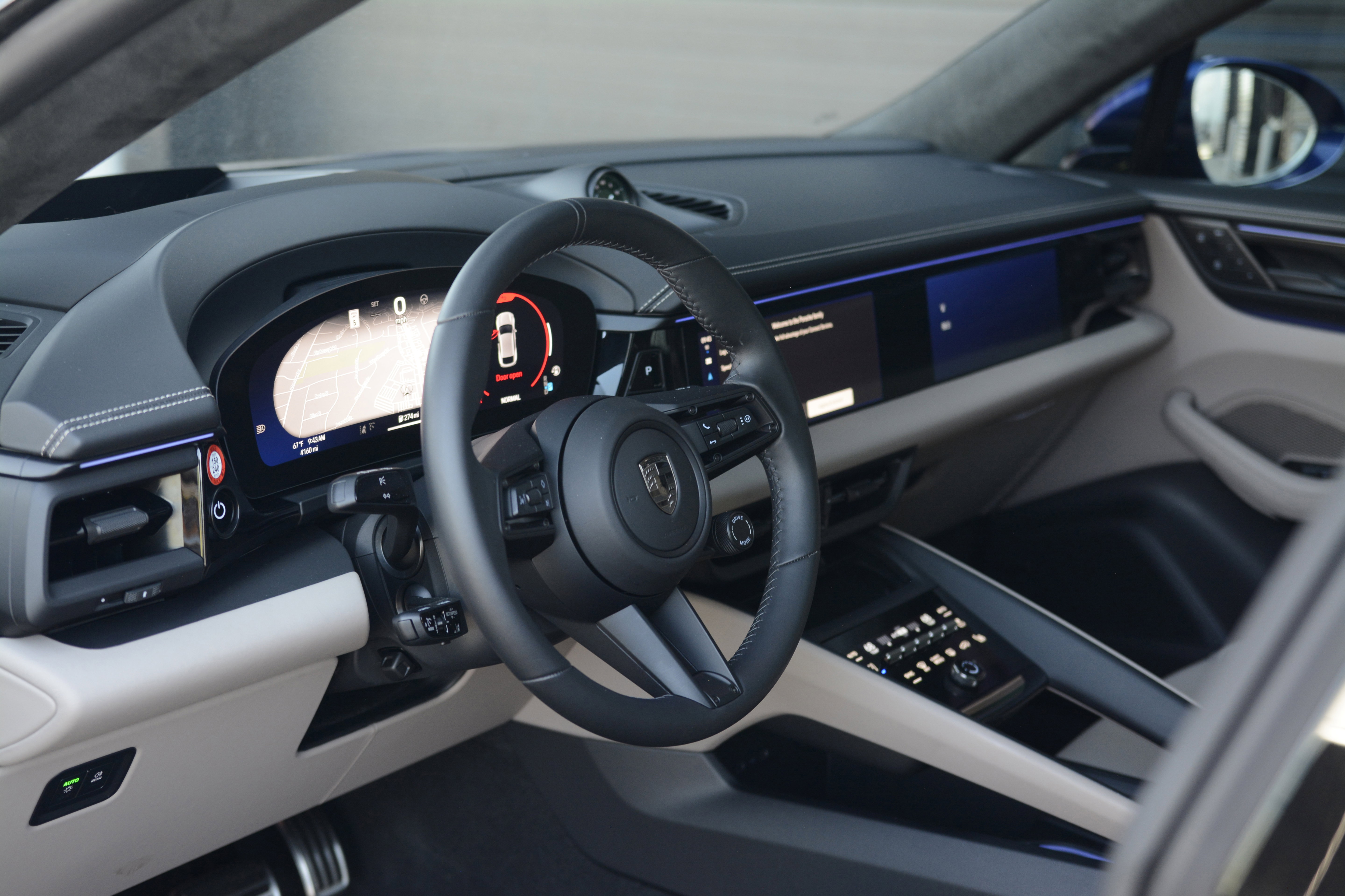 Certified 2025 Porsche Macan Turbo Electric AWD/4WD image 4