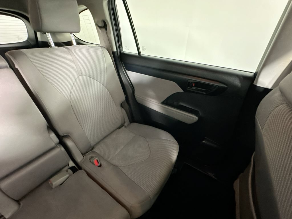 Used 2020 Toyota Highlander LE AWD/4WD image 14