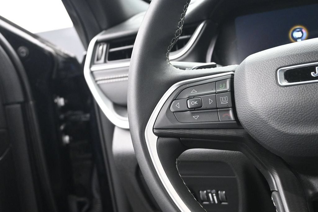 Used 2023 Jeep Grand Cherokee Altitude AWD/4WD image 27