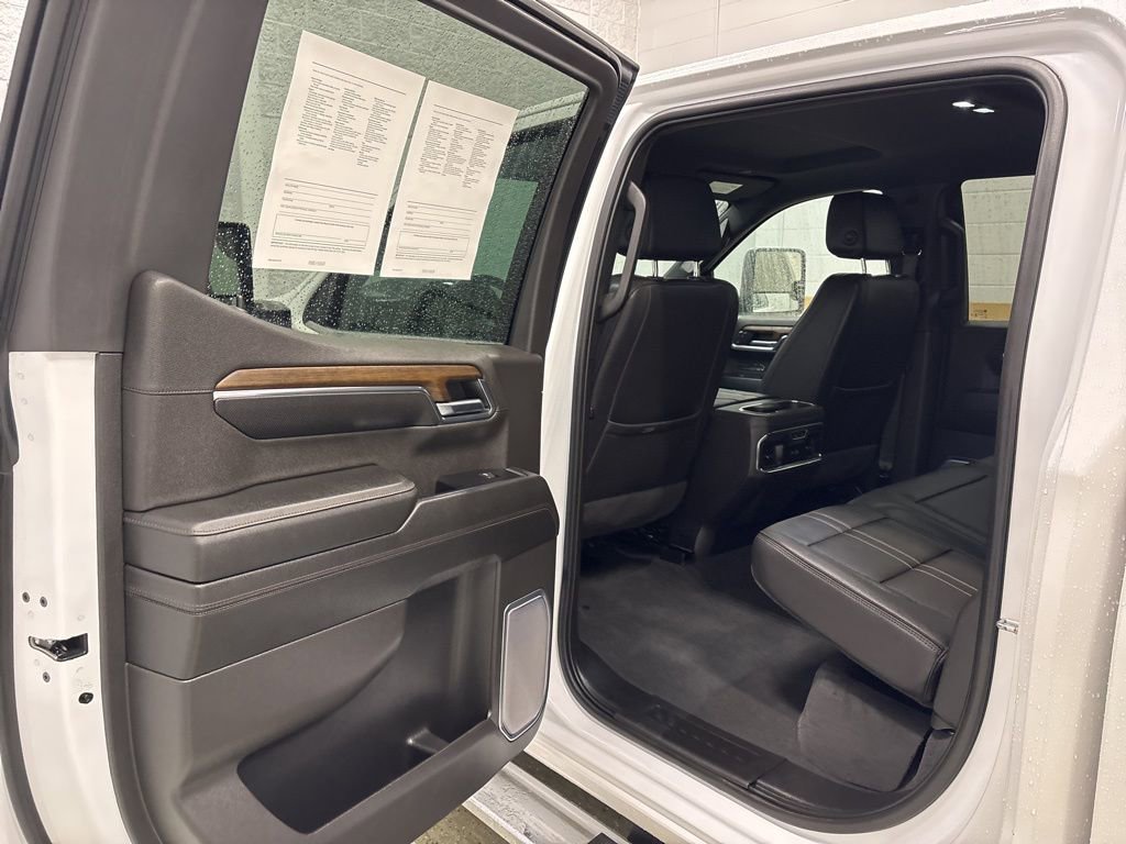 Used 2024 Chevrolet Silverado 1500 High Country w/ Technology Package AWD/4WD image 33