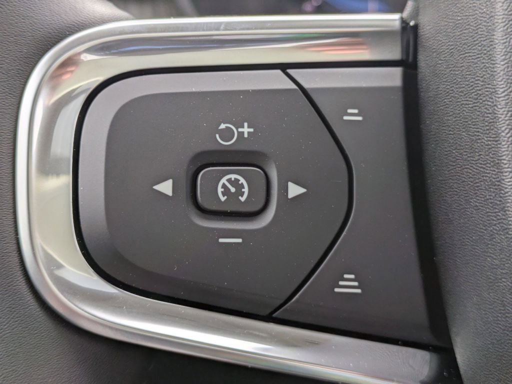 New 2025 Volvo XC40 B5 Core w/ Protection Package Premier image 30