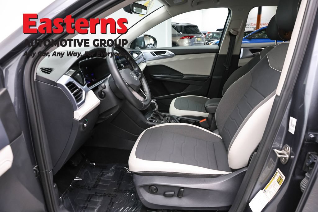 Used 2025 Volkswagen Taos SE AWD/4WD image 14