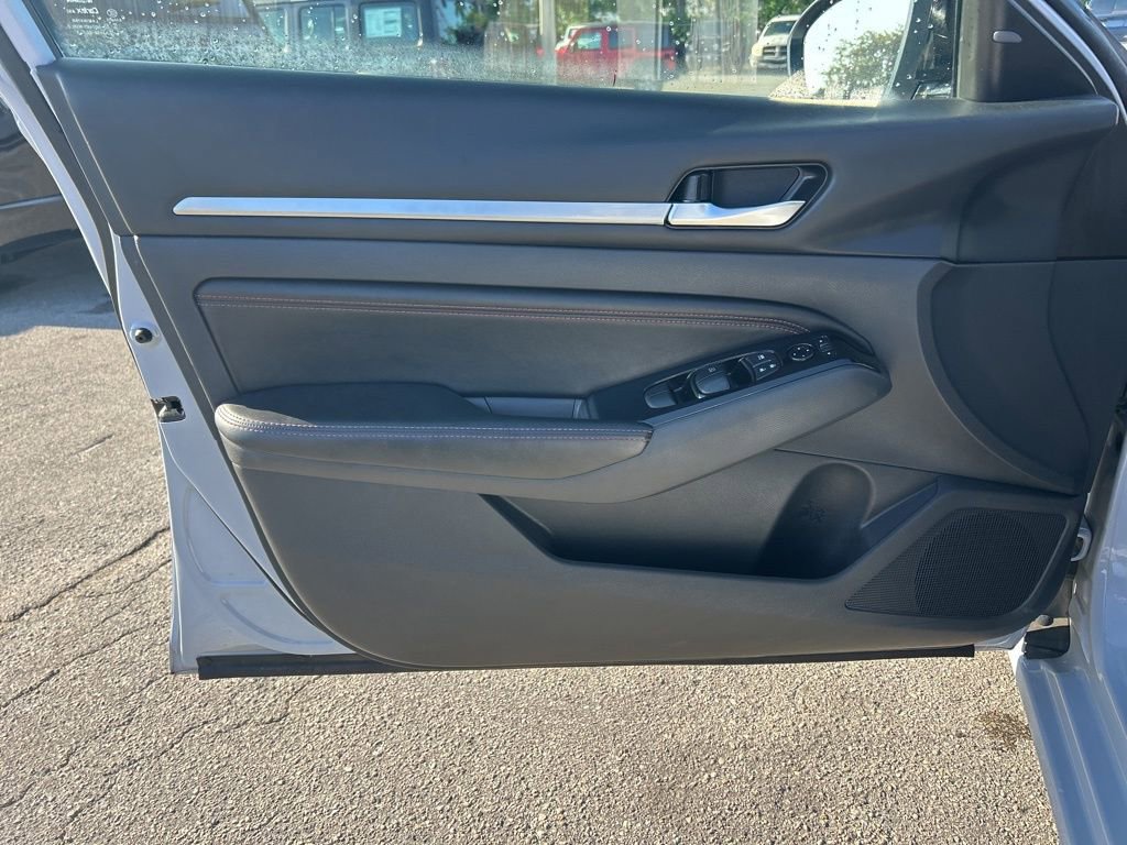 Used 2023 Nissan Altima 2.5 SR FWD image 30