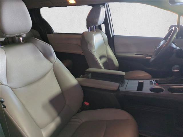 Used 2025 Toyota Sienna XLE FWD image 21