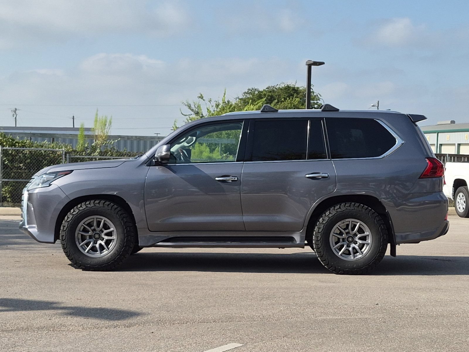 Used 2016 Lexus LX 570 4WD w/ Luxury Package image 2