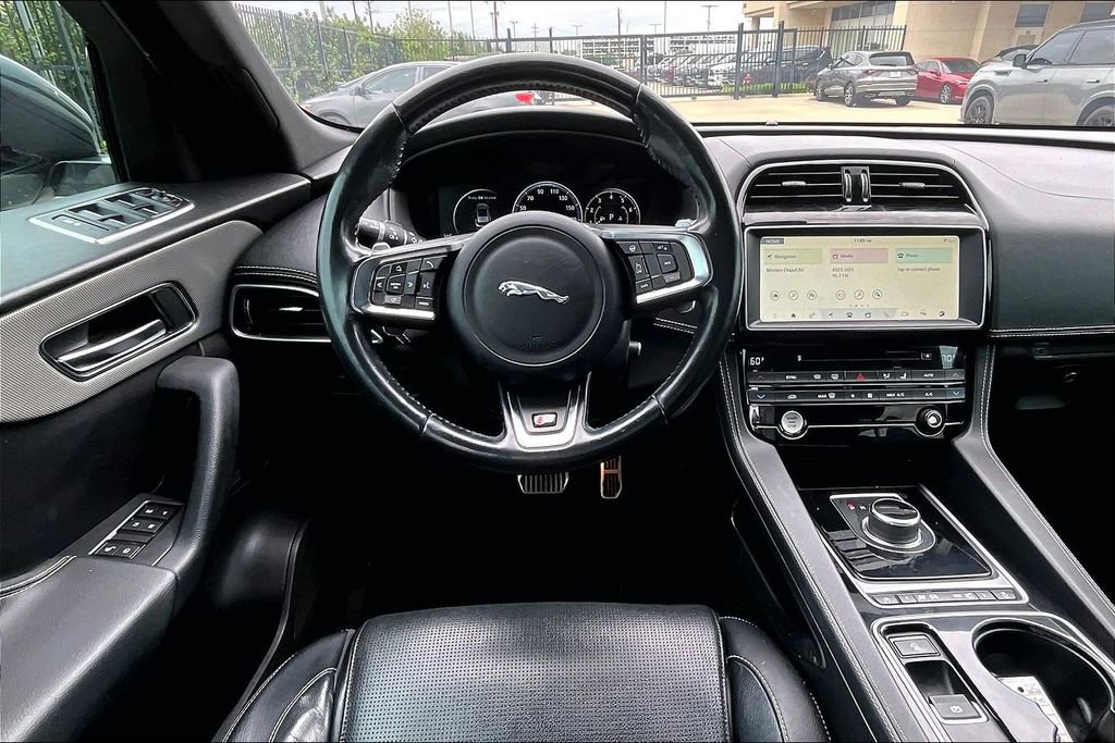 Used 2017 Jaguar F-PACE S image 7