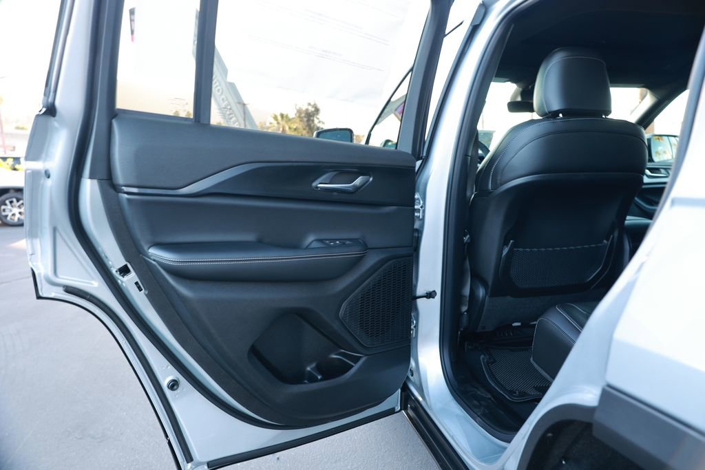 New 2025 Jeep Grand Cherokee Altitude image 30