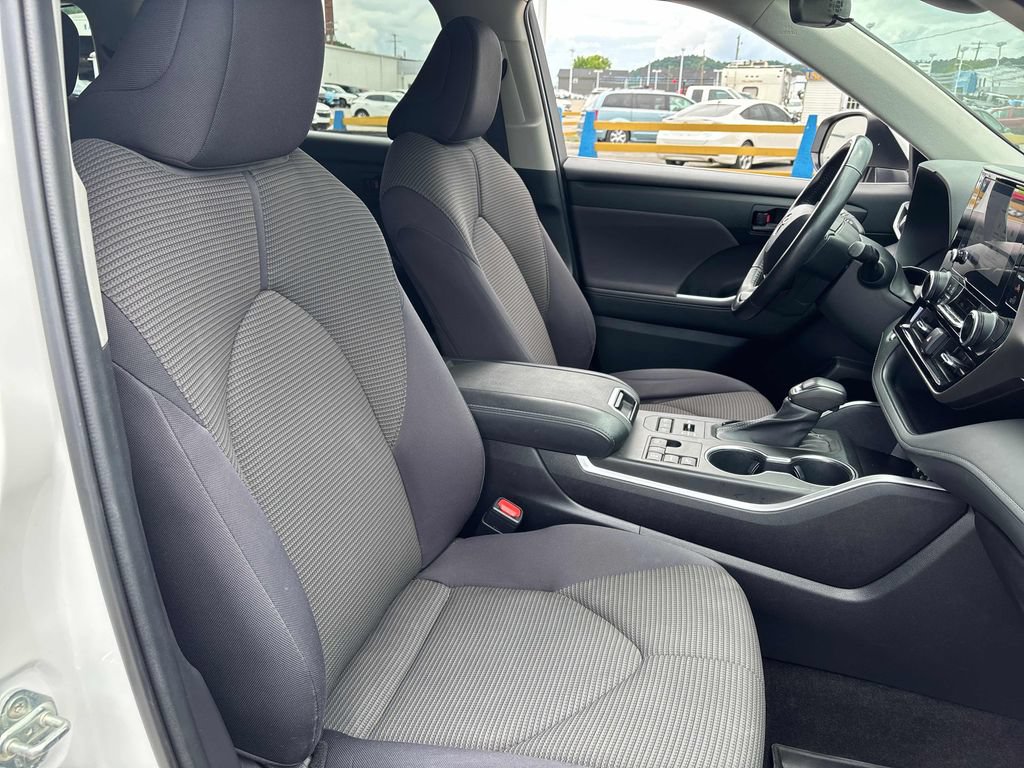 Used 2023 Toyota Highlander LE AWD/4WD image 32