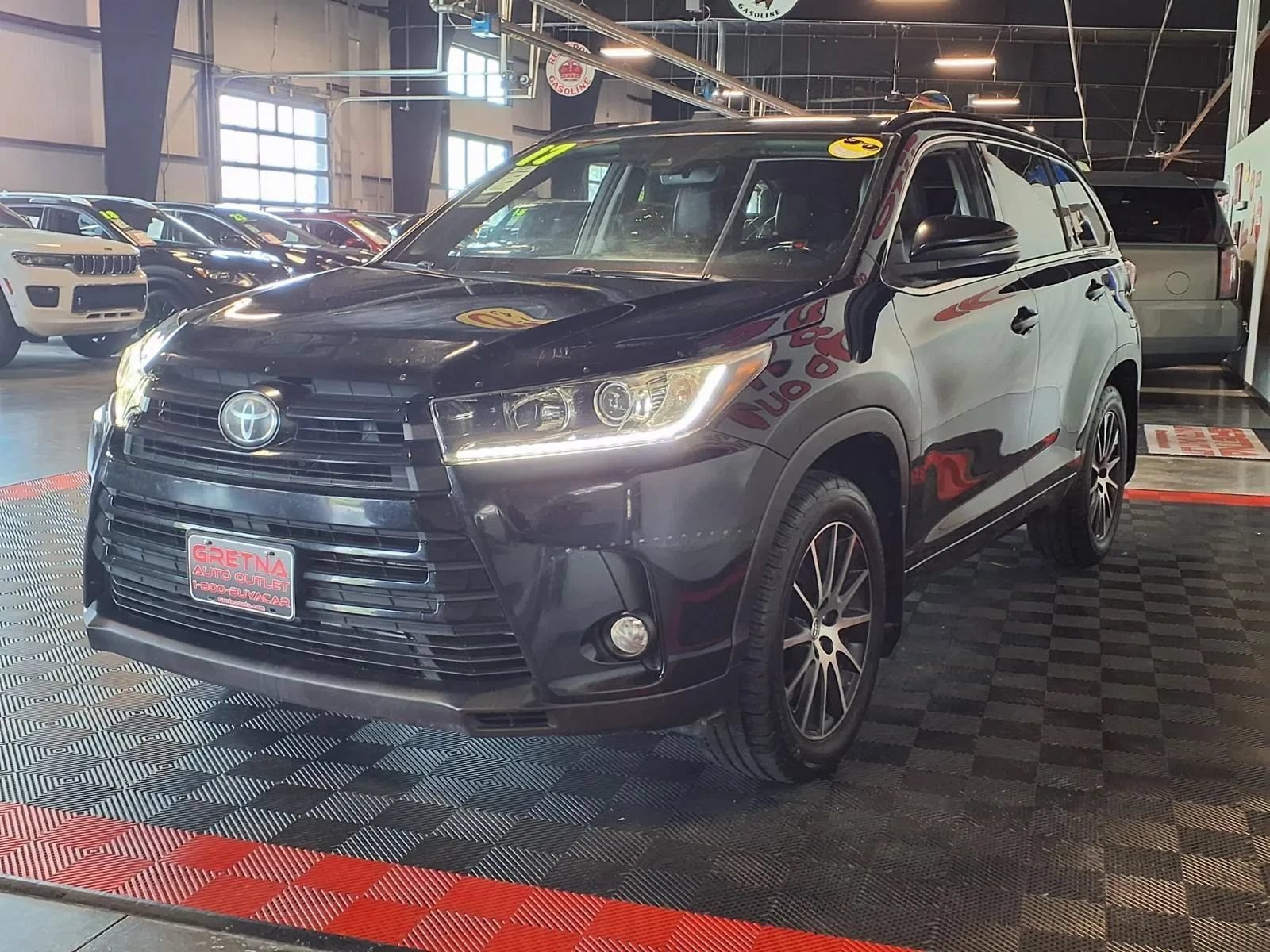 Used 2017 Toyota Highlander XLE AWD/4WD image 4