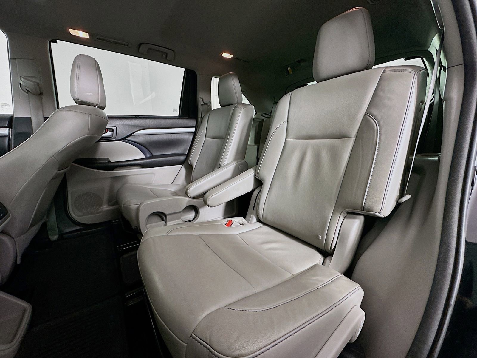 Used 2015 Toyota Highlander XLE image 26