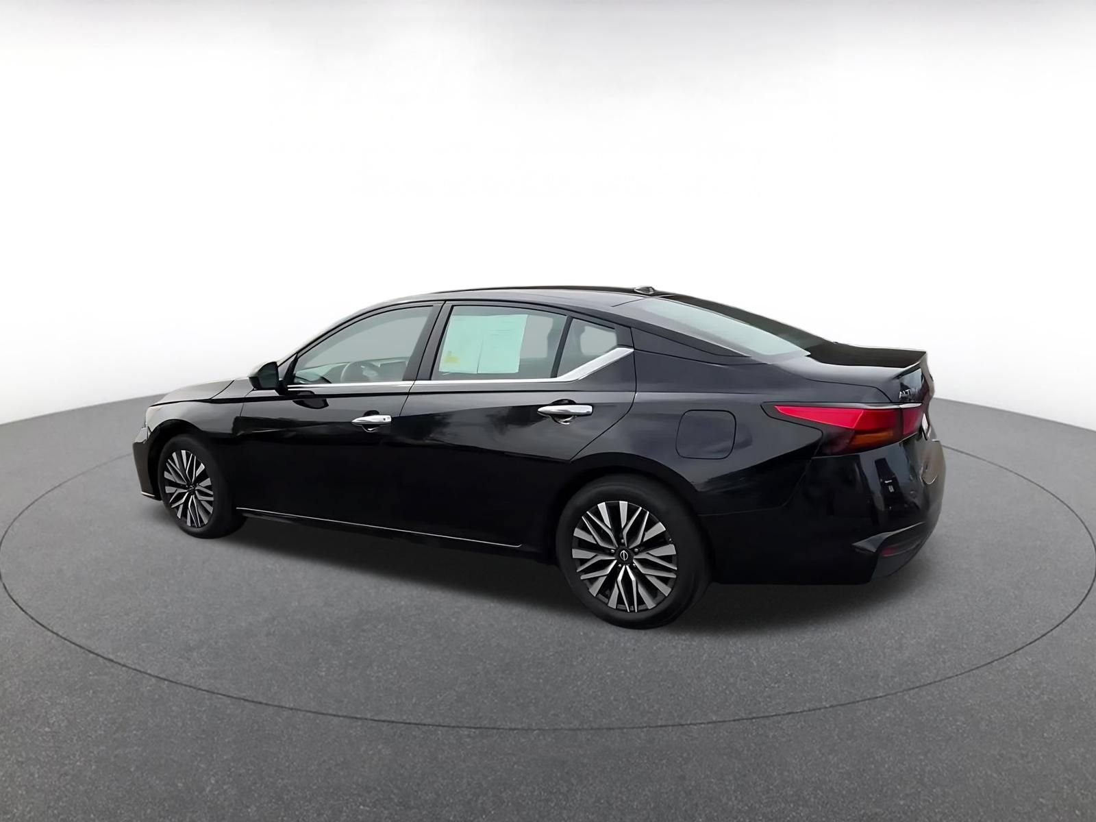Used 2025 Nissan Altima 2.5 SV FWD image 10