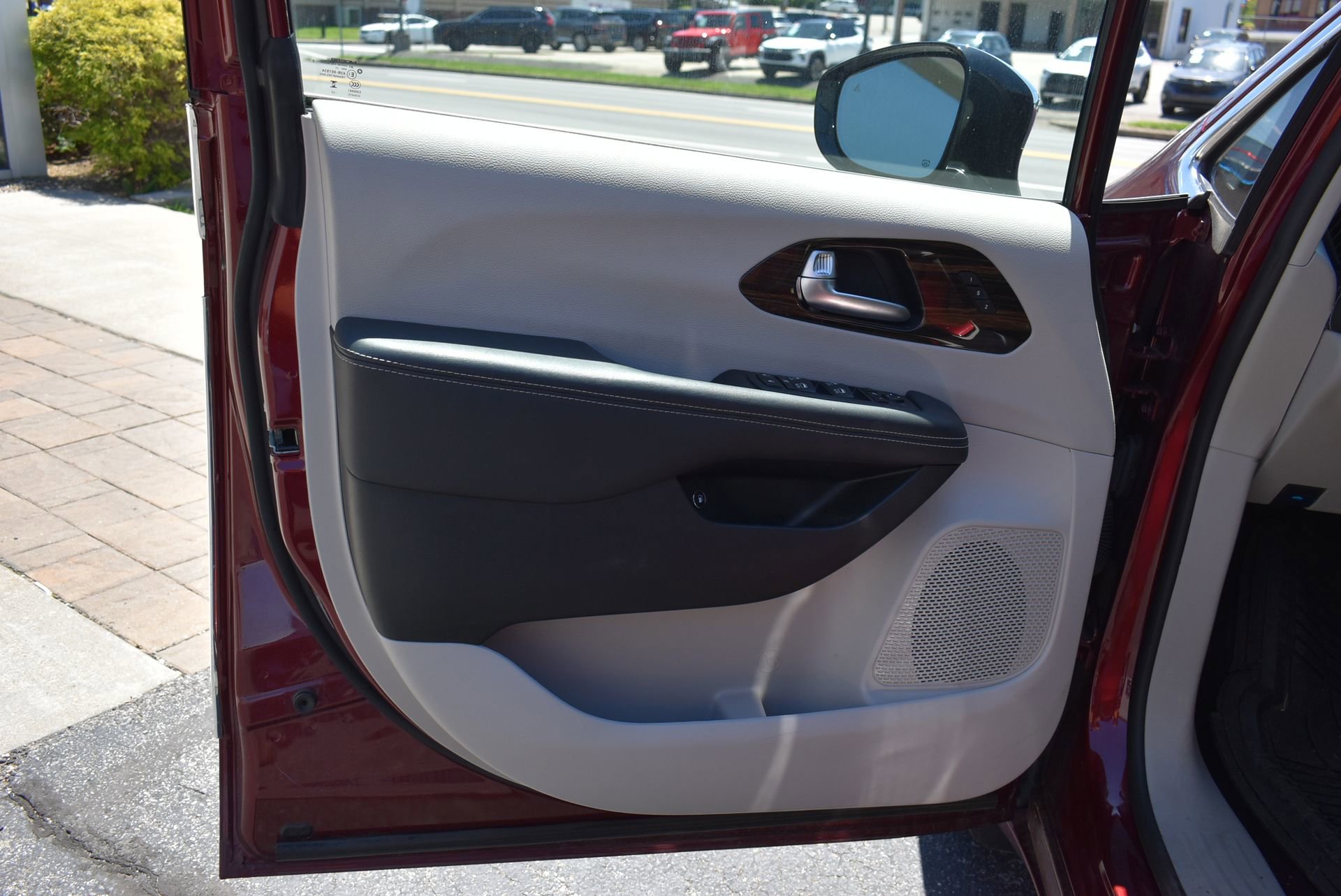 Used 2023 Chrysler Pacifica Limited FWD image 12