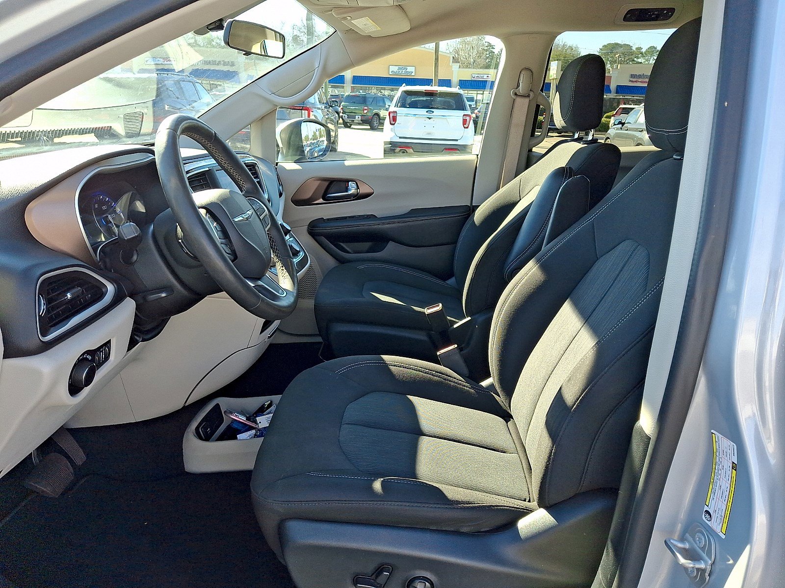 Used 2022 Chrysler Voyager LX image 12