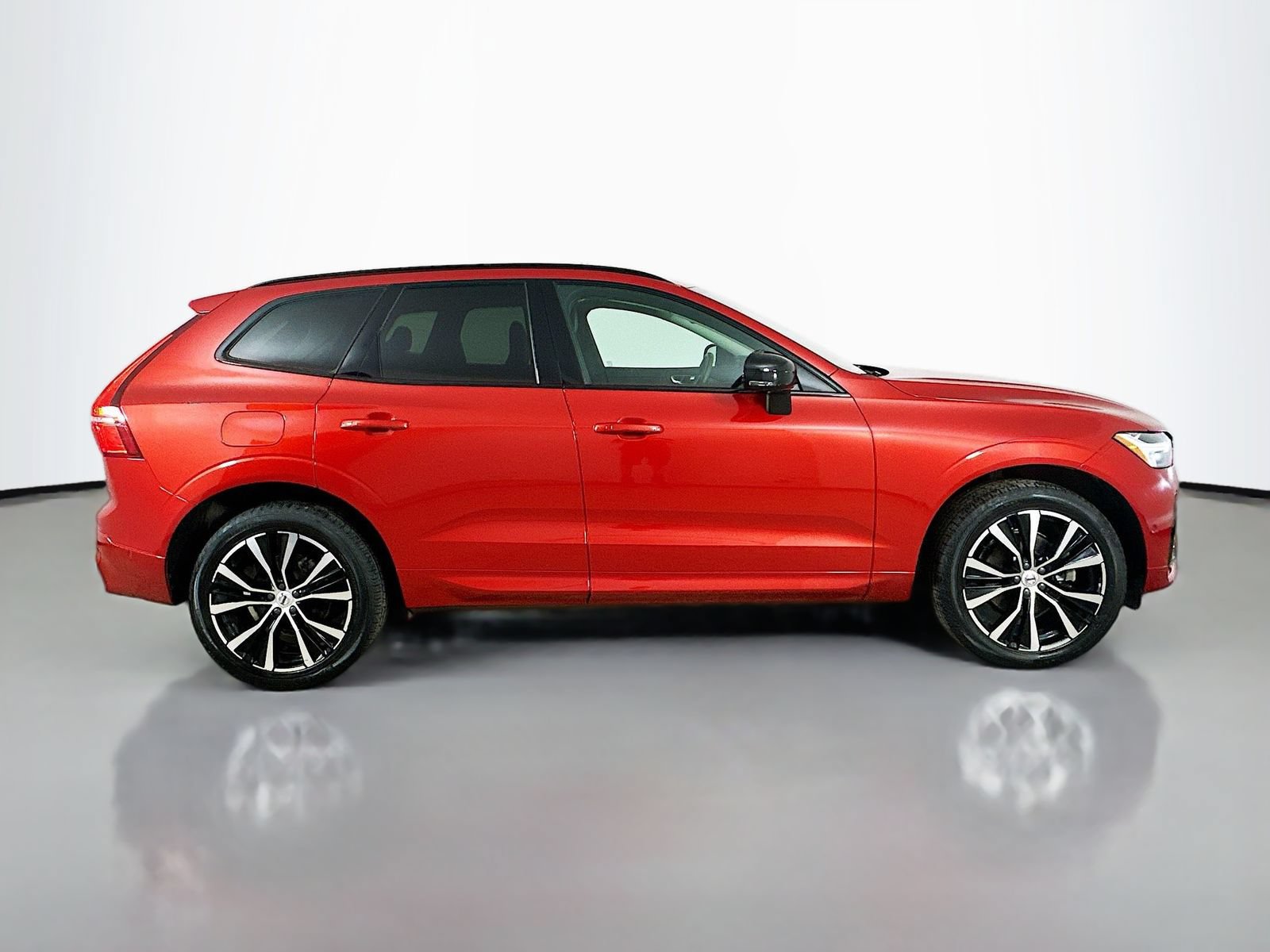 Used 2023 Volvo XC60 B5 Plus w/ Climate Package AWD/4WD image 4