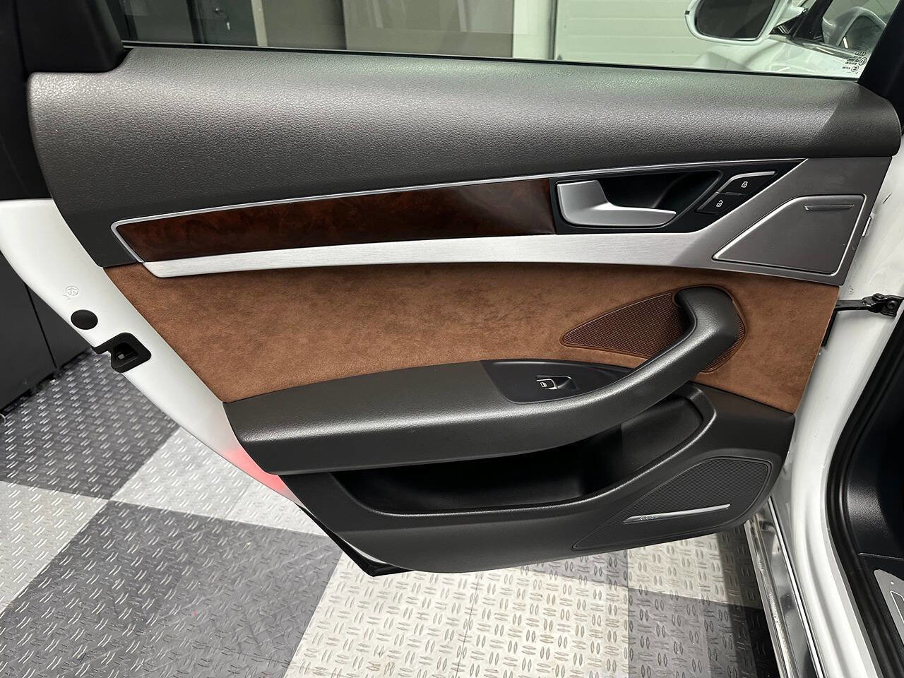 Used 2013 Audi A8 4.0T w/ Convenience Pkg image 18