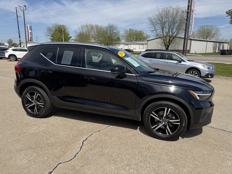 Used 2023 Volvo XC40 B5 Plus AWD/4WD image 4