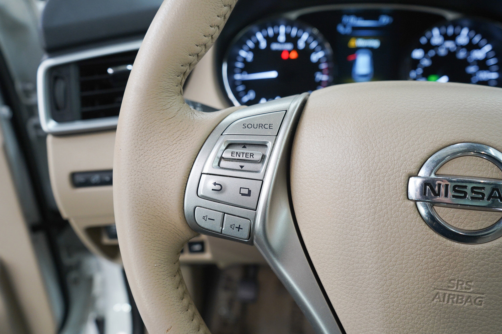 Used 2015 Nissan Rogue SL w/ SL Premium Package image 18