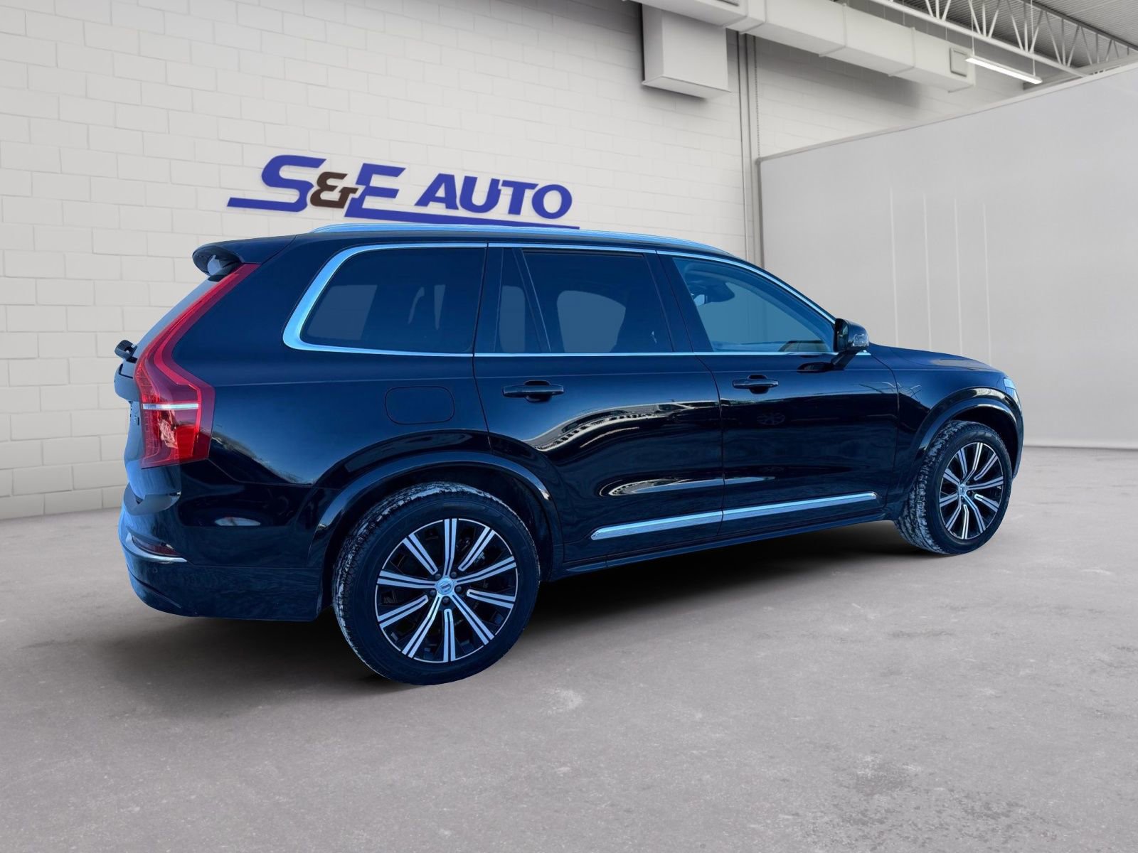 Used 2025 Volvo XC90 B5 Core AWD/4WD image 4