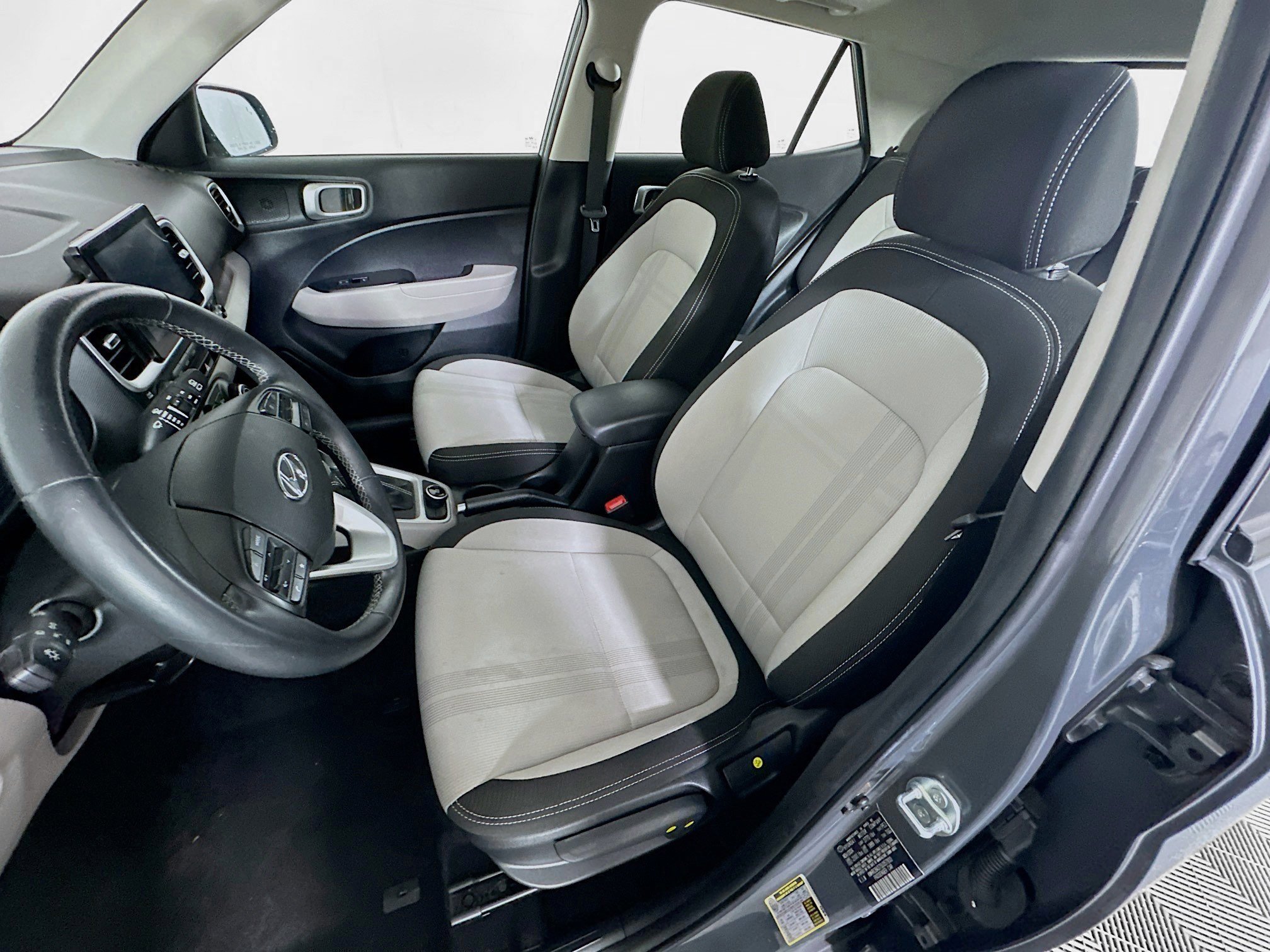 Used 2025 Hyundai Venue SEL FWD image 13