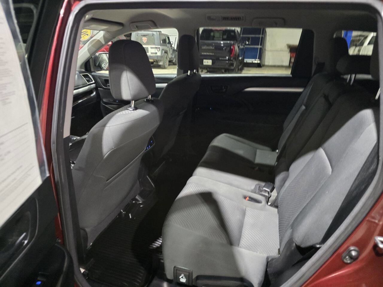 Used 2017 Toyota Highlander LE AWD/4WD image 28