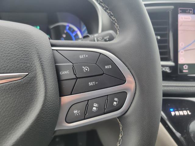 Used 2024 Chrysler Pacifica Select image 14