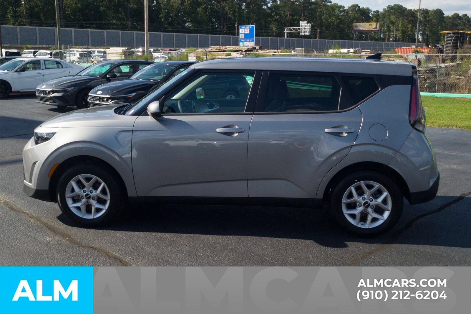 Used 2025 Kia Soul LX w/ LX Technology Package FWD image 10