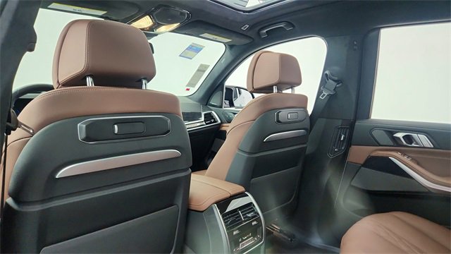 Used 2025 BMW X7 M60i image 34