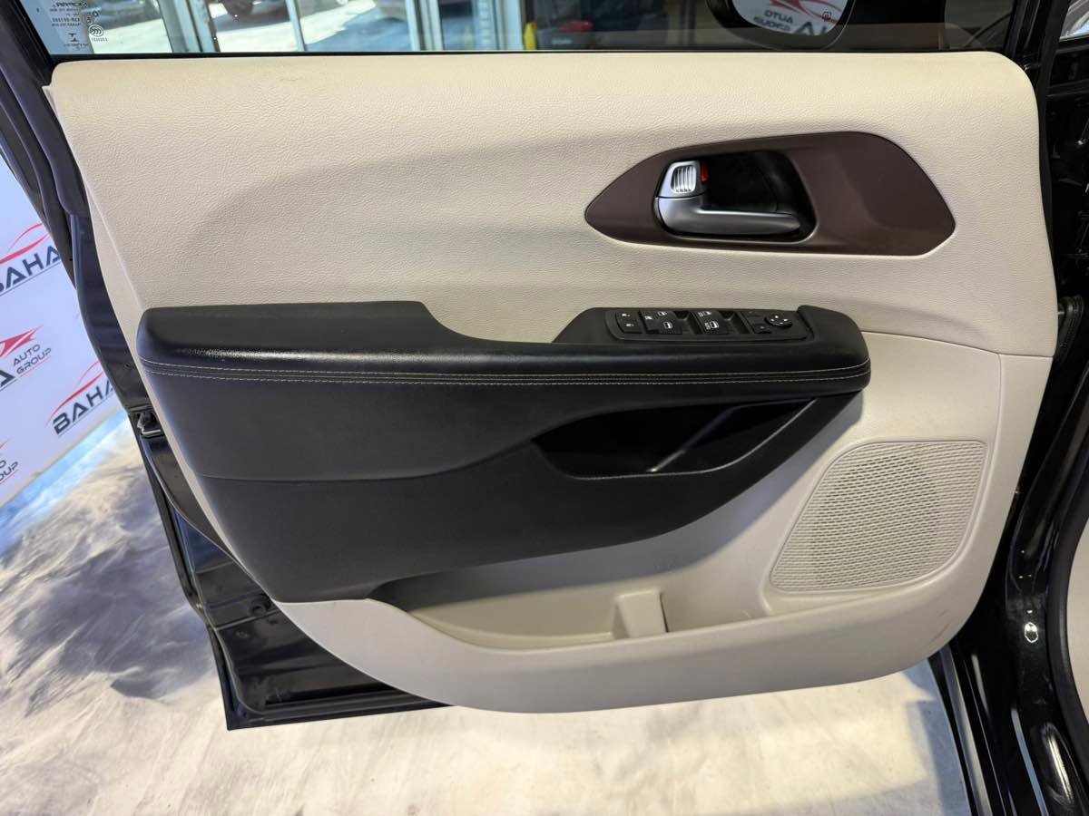 Used 2022 Chrysler Voyager LX image 12