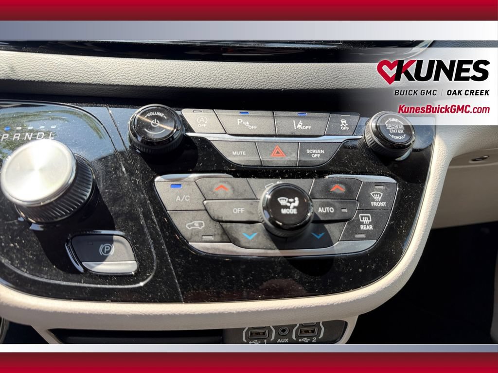 Used 2024 Chrysler Pacifica Touring-L FWD image 30