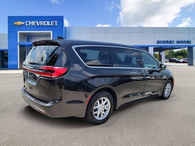 Used 2023 Chrysler Pacifica Touring-L FWD image 4
