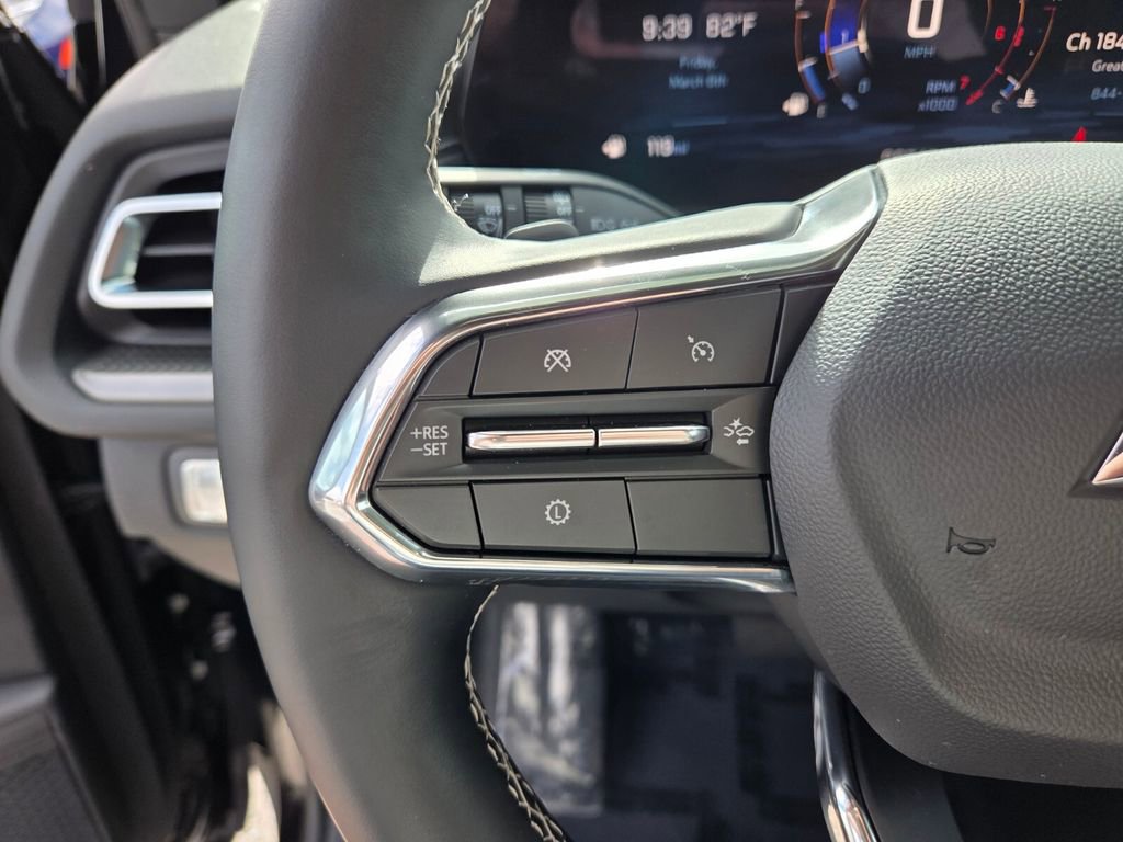 Certified 2025 Chevrolet Traverse LT FWD image 30