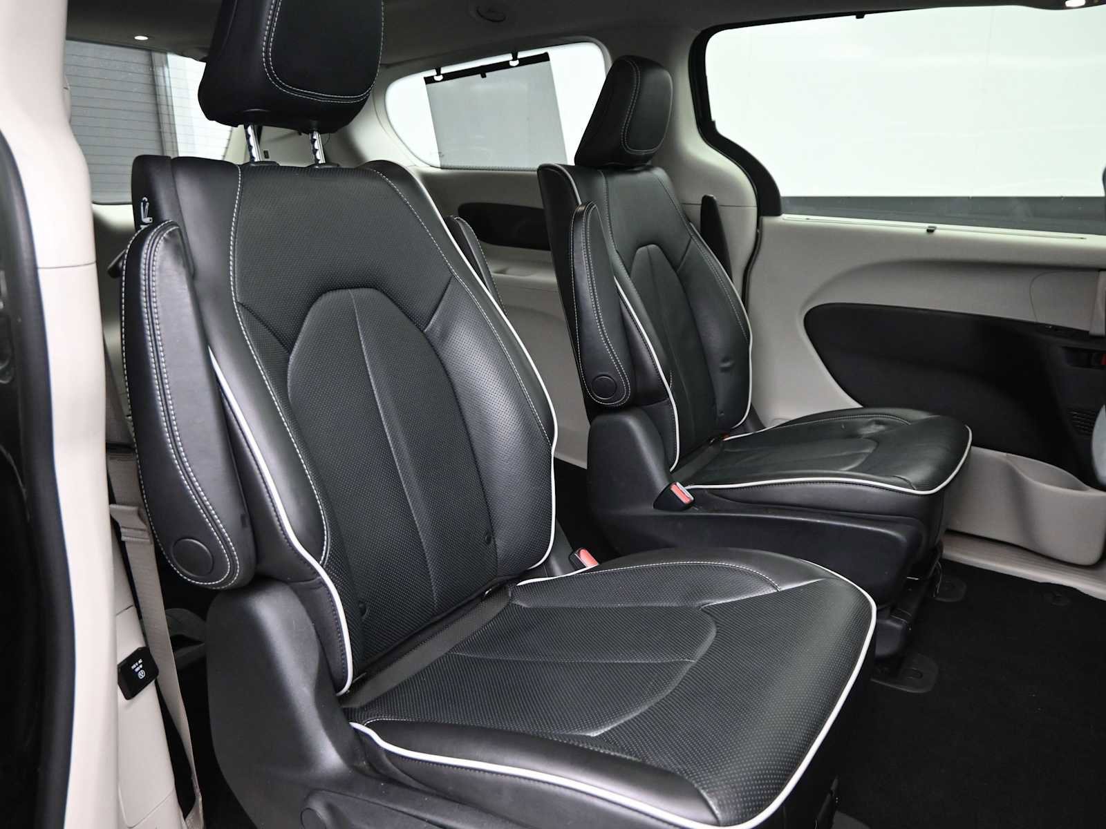 Used 2021 Chrysler Pacifica Limited w/ Uconnect Theater Family Group image 12