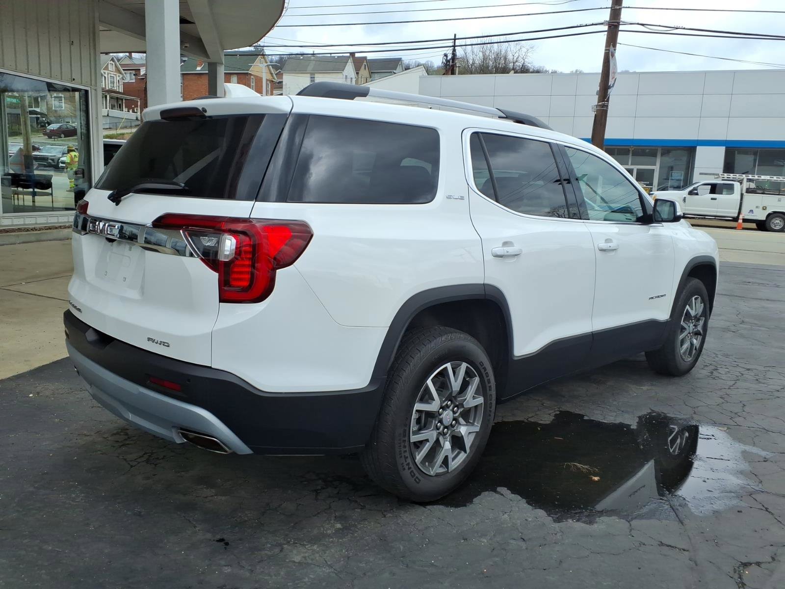 Certified 2023 GMC Acadia SLE w/ Driver Convenience Package AWD/4WD image 4