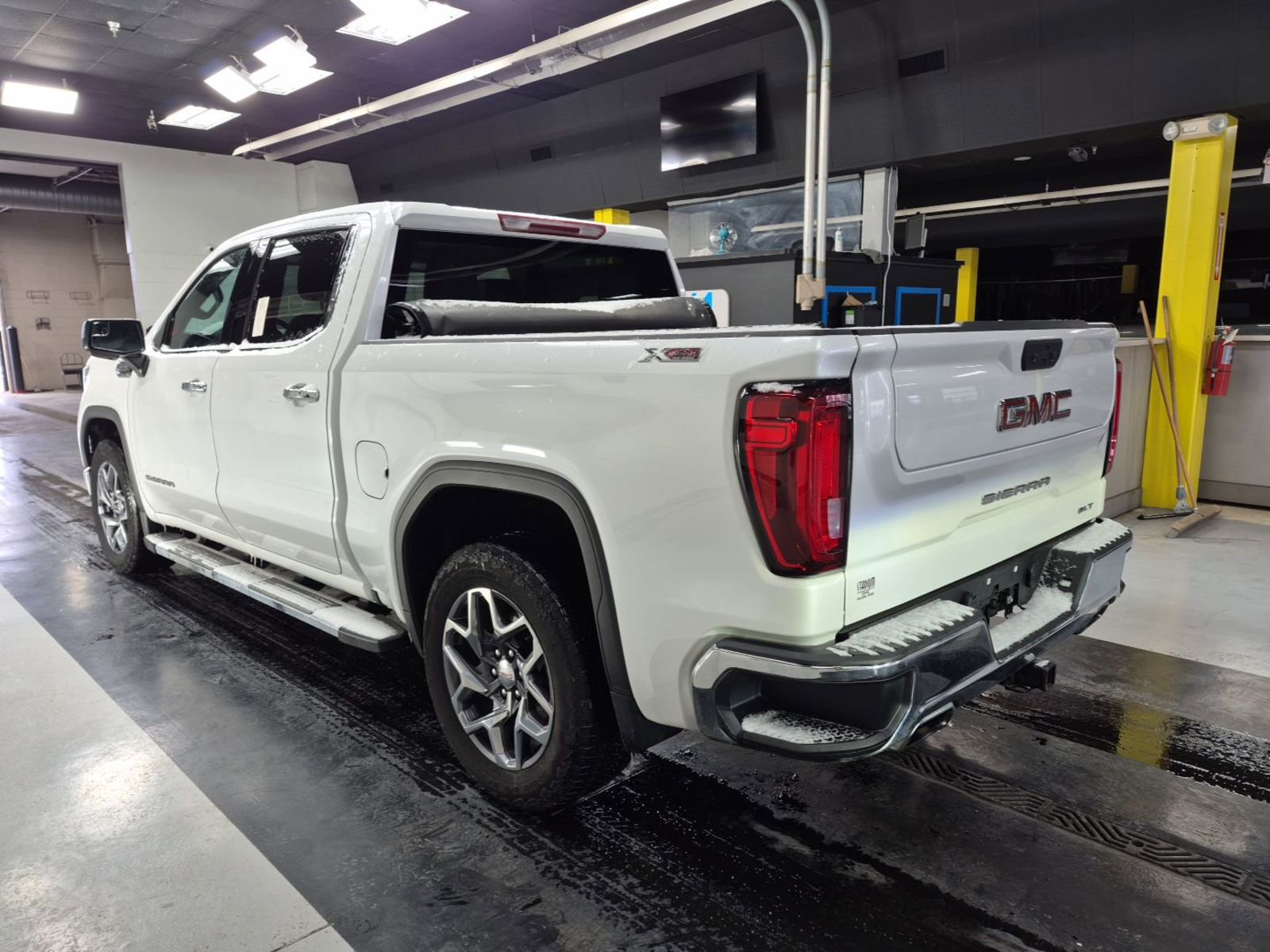 Used 2022 GMC Sierra 1500 SLT AWD/4WD image 4
