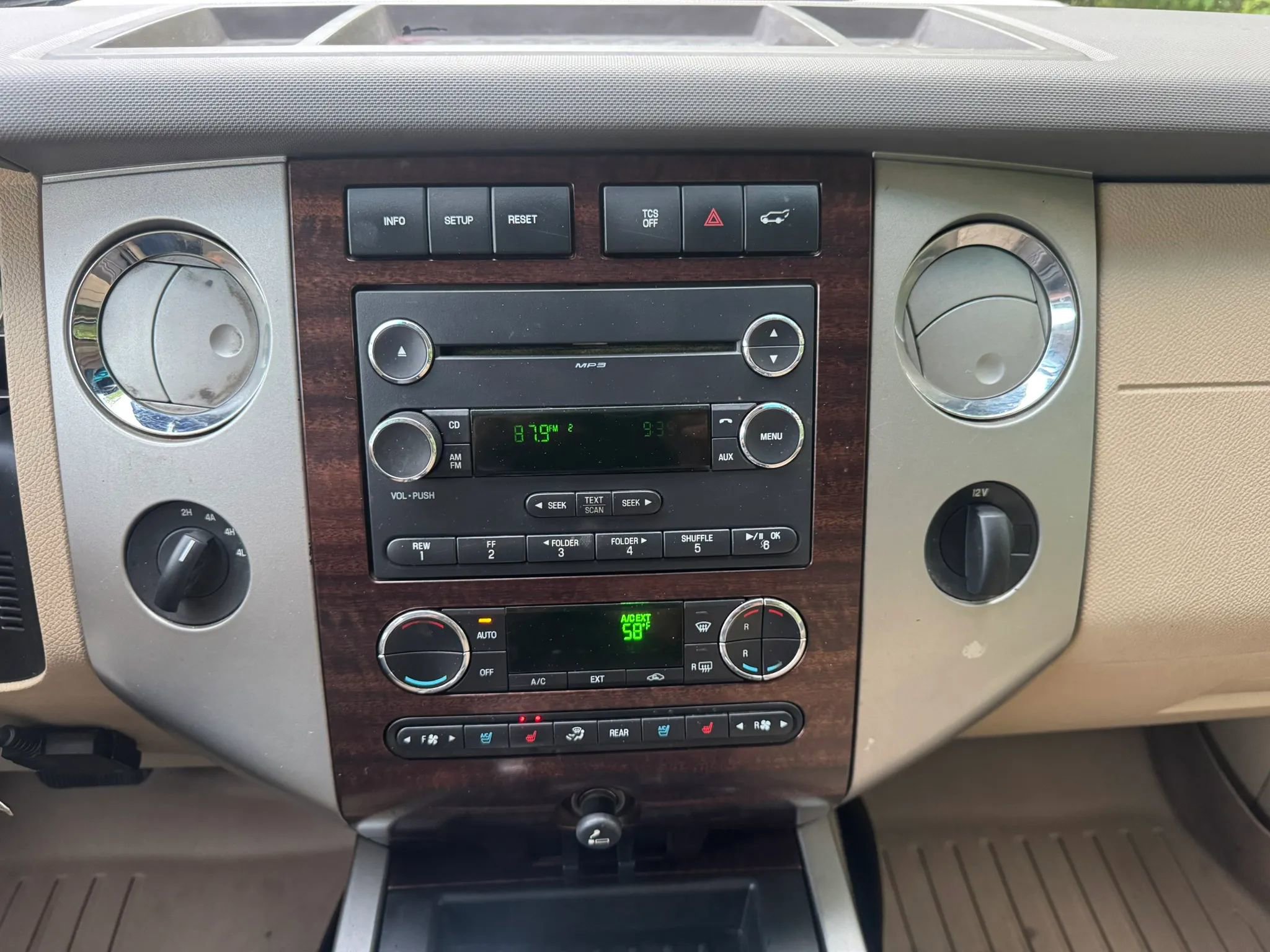 Used 2014 Ford Expedition XLT w/ Equipment Group 202A AWD/4WD image 25