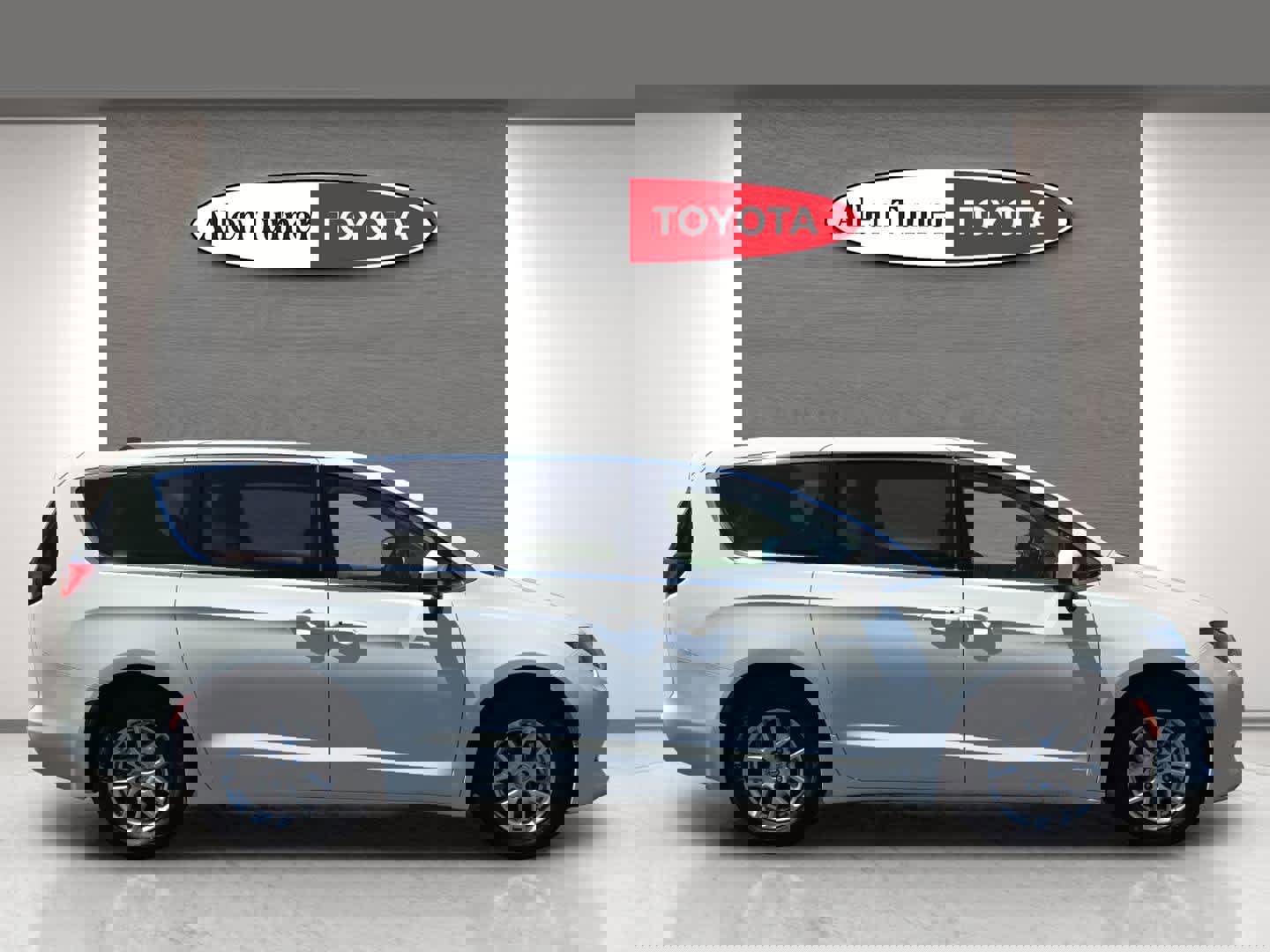 Used 2023 Chrysler Voyager LX image 5