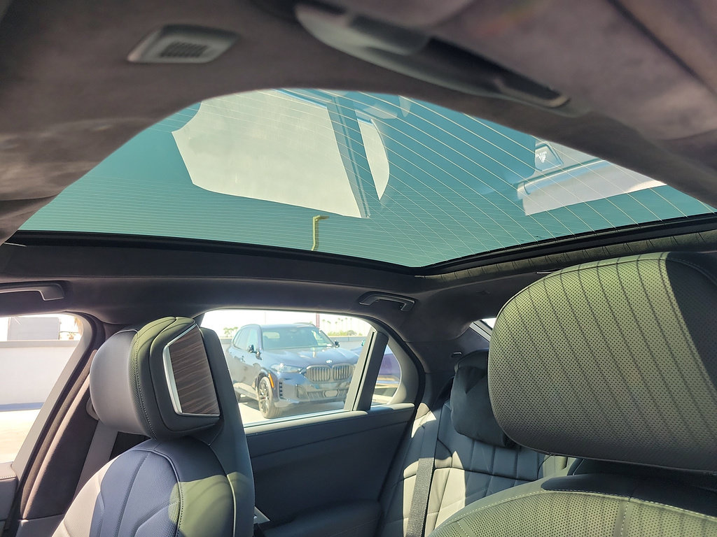 New 2026 BMW i7 M70 RWD image 32