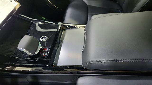 Used 2025 Land Rover Range Rover Sport SE image 19