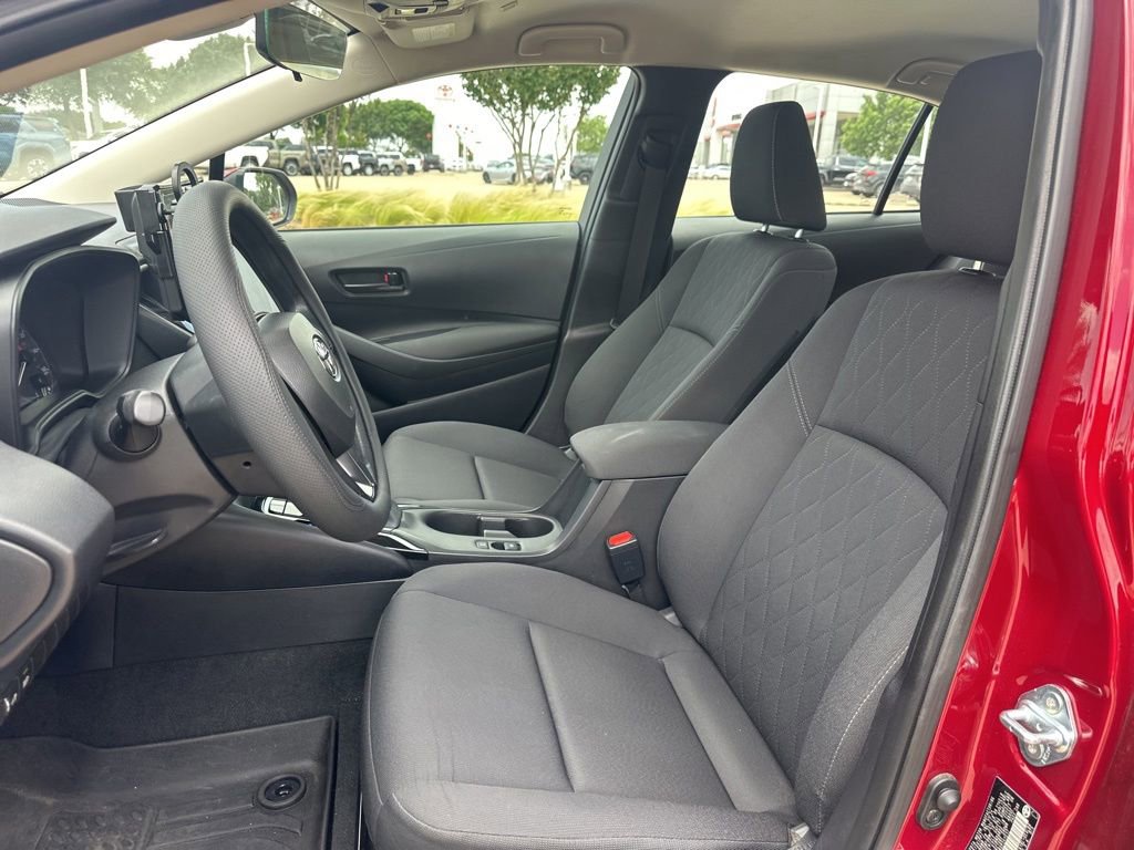Used 2025 Toyota Corolla LE FWD image 11