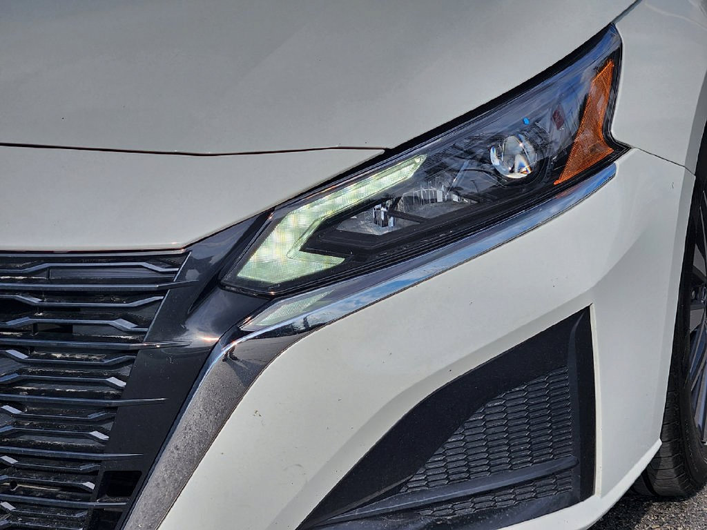Used 2025 Nissan Altima 2.5 SV FWD image 8