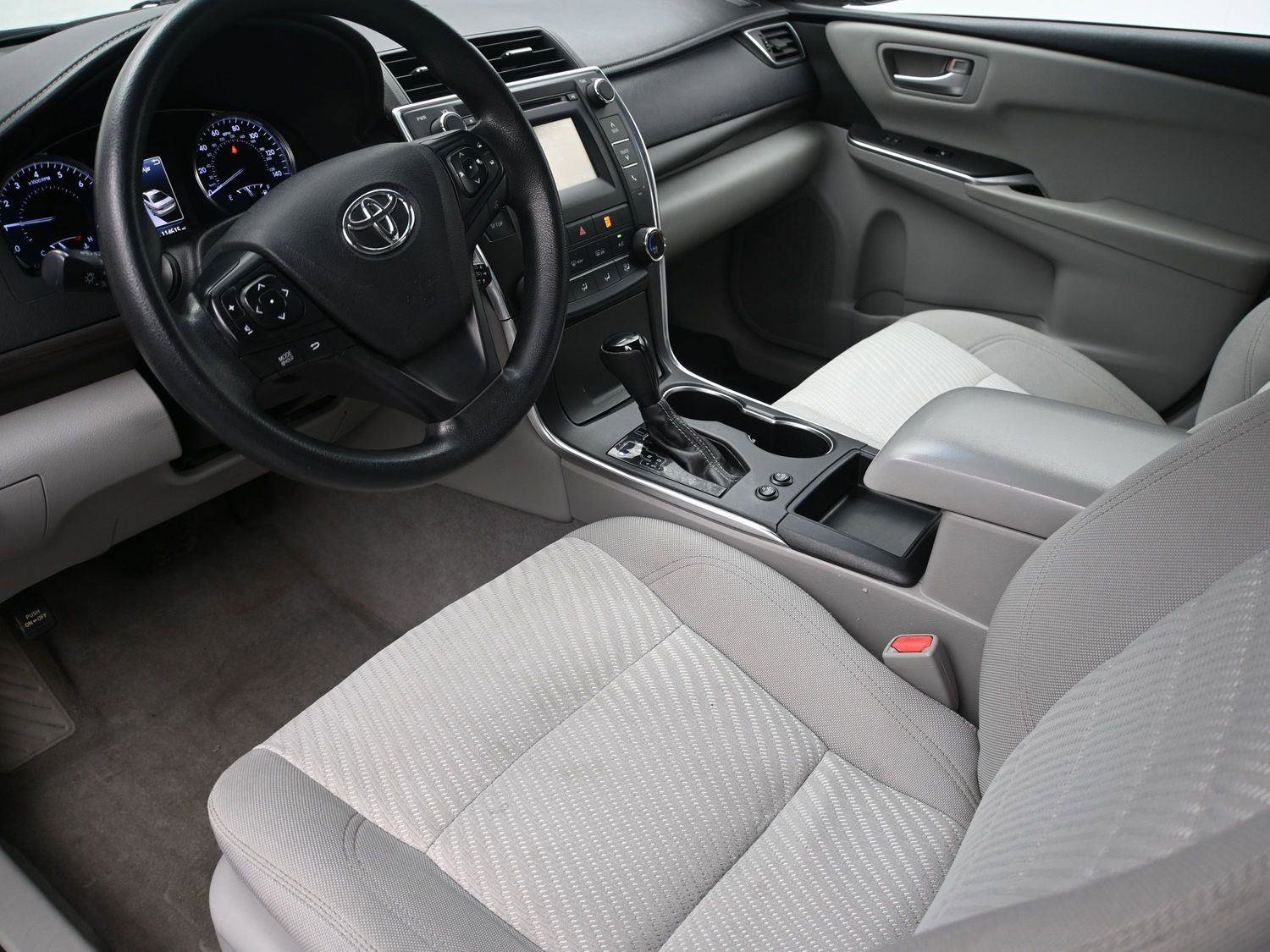 Used 2017 Toyota Camry LE FWD image 2