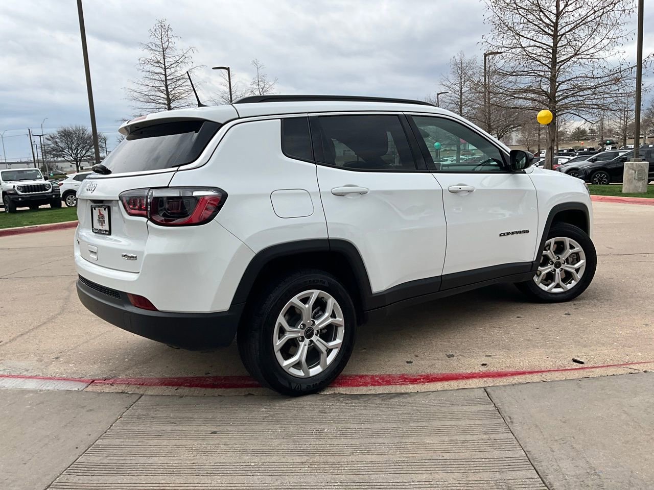 Used 2025 Jeep Compass Latitude AWD/4WD image 6