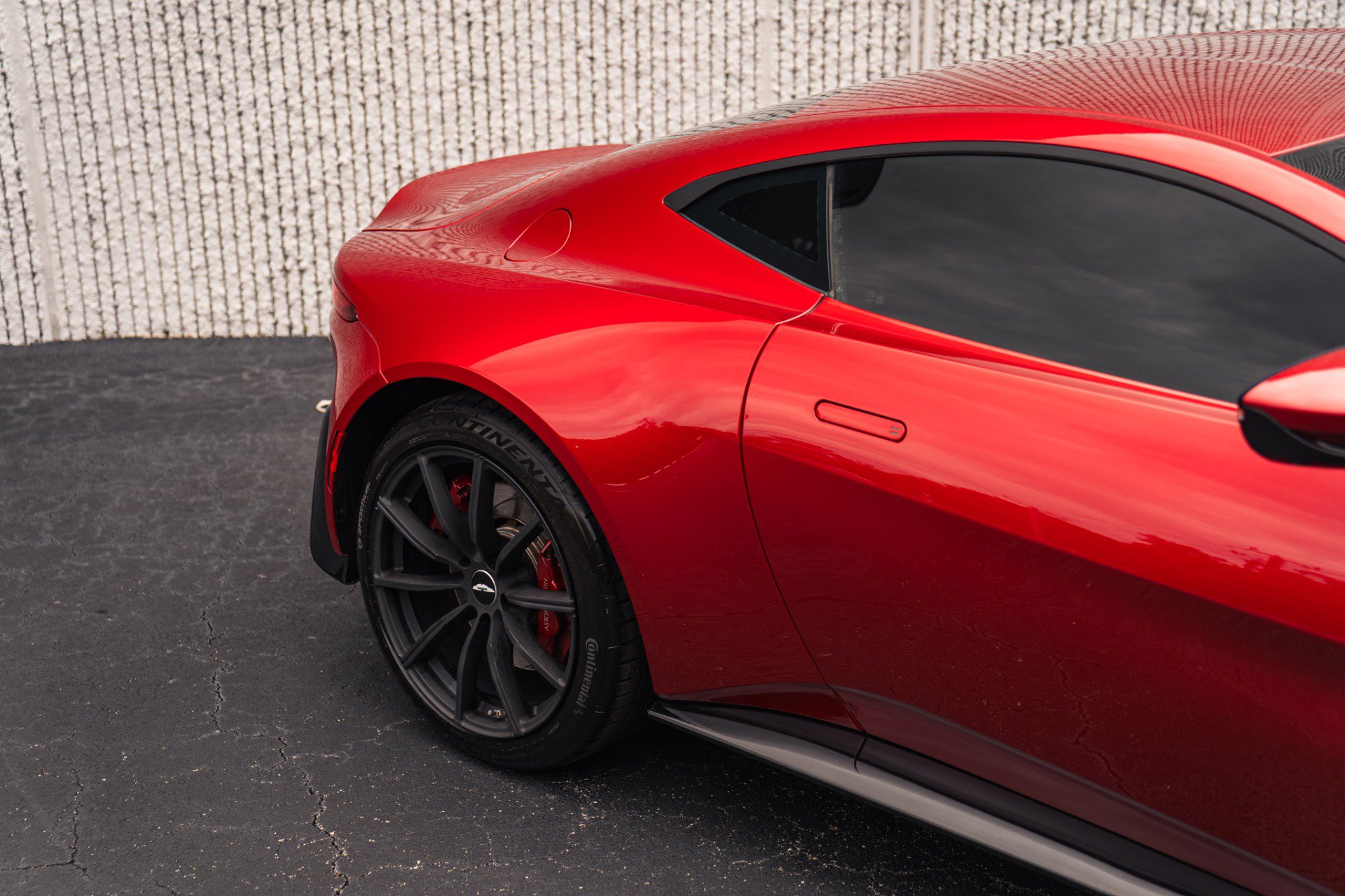 Used 2019 Aston Martin V8 Vantage Coupe RWD image 17